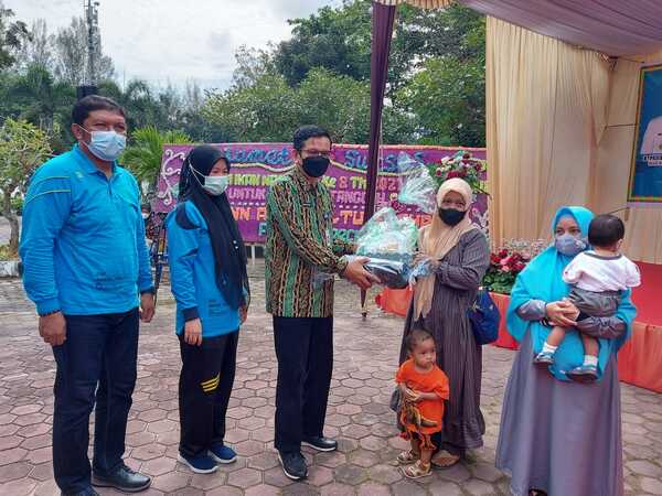 Sekda Dumai, H. Indra Gunawan menyerahkan bantuan kepada warga Dumai yaitu makanan dari olahan ikan pada acara peringatan Hari Ikan Nasional. 